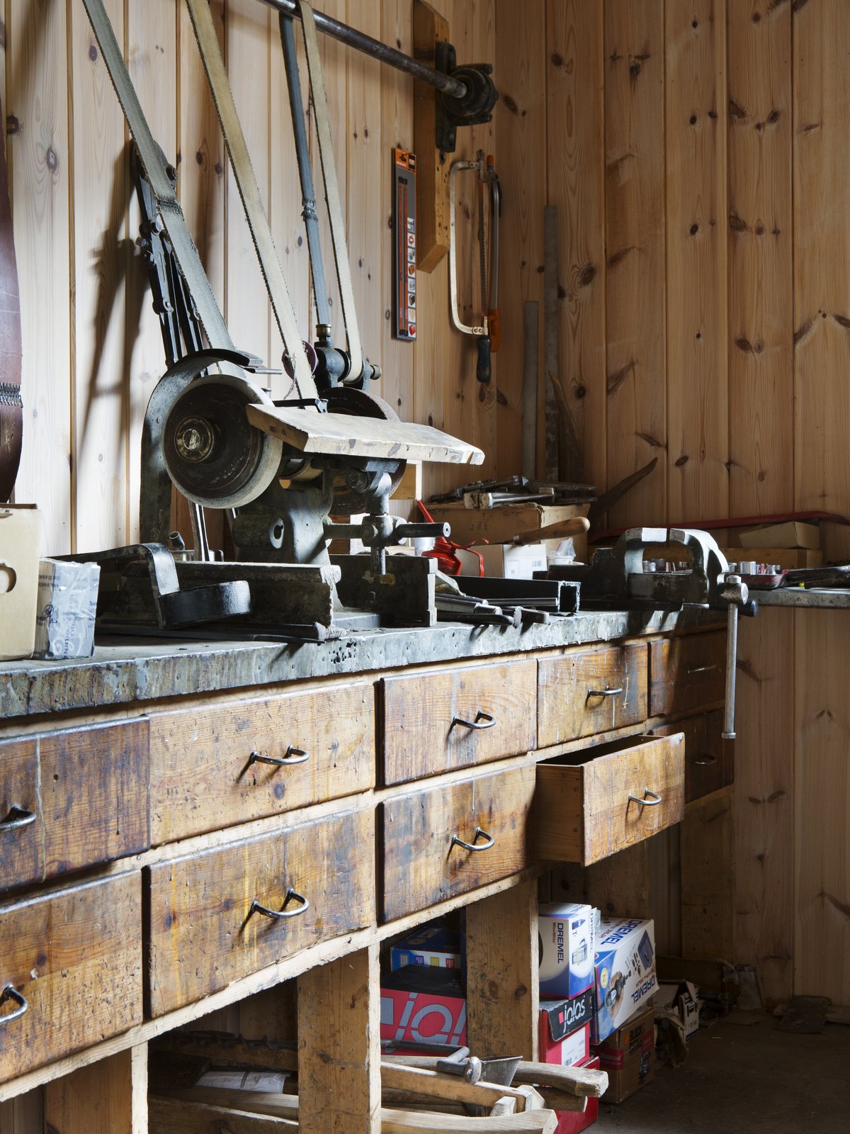 {{value.alt|default:value.image.title}}